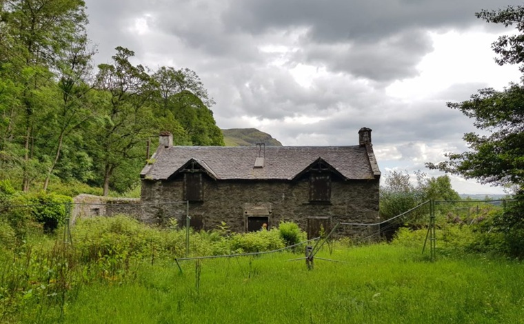 Ivy Cottage. The image shown is from Outlander Season 1. Season 8 is set to premiere on MGM+ on March 7, 2026.