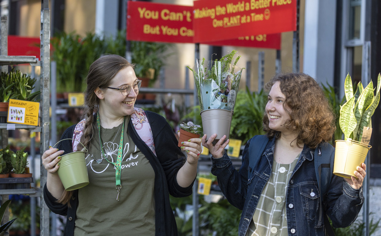 Students at the Welcome Week plant sale