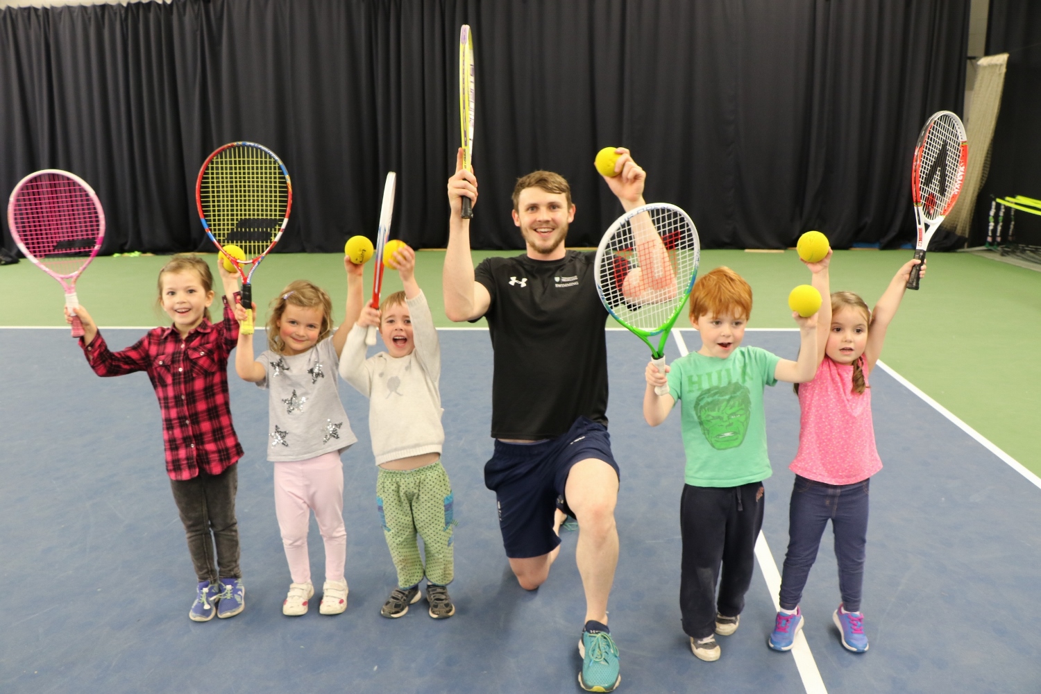 Ross Murdoch and junior tennis players