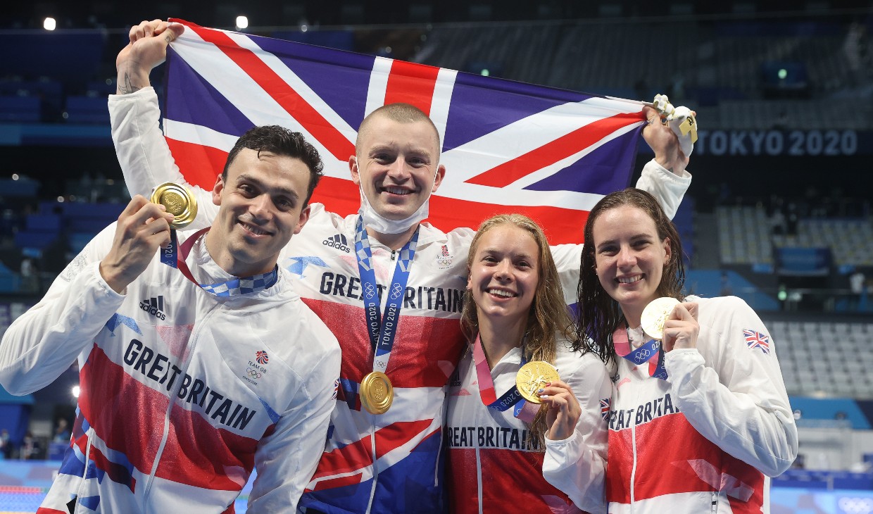 Kathleen Dawson (right) wins gold