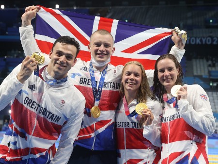 Kathleen Dawson (right) wins gold