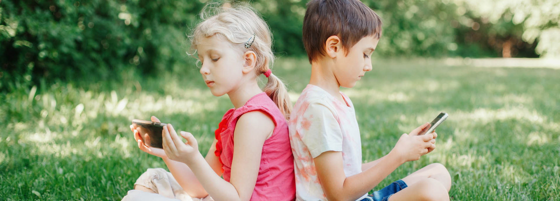 two children using smartphones