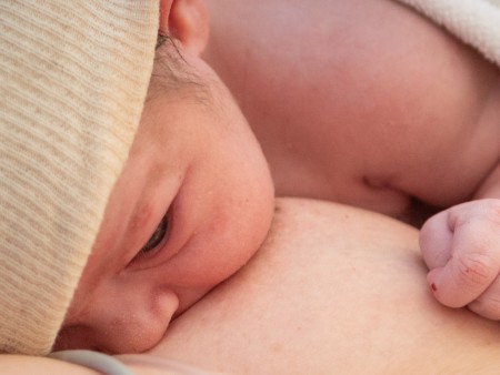 Breastfeeding_newborn_450x338iStock-1858431820(1)