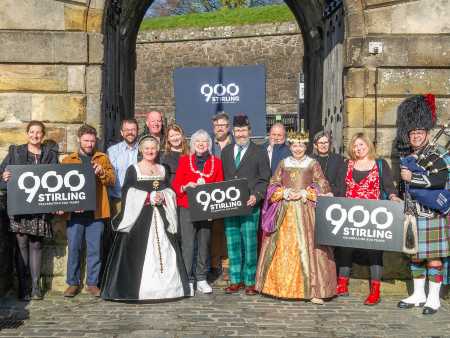 A group photo of representatives from all the partners involved in the Stirling 900n celebrations including Stirling Provost, Elaine Watterson, and the current Earl of Mar; James Erskine and the King’s Hereditary Keeper of Stirling Castle; outside the Stirling Castle gates.