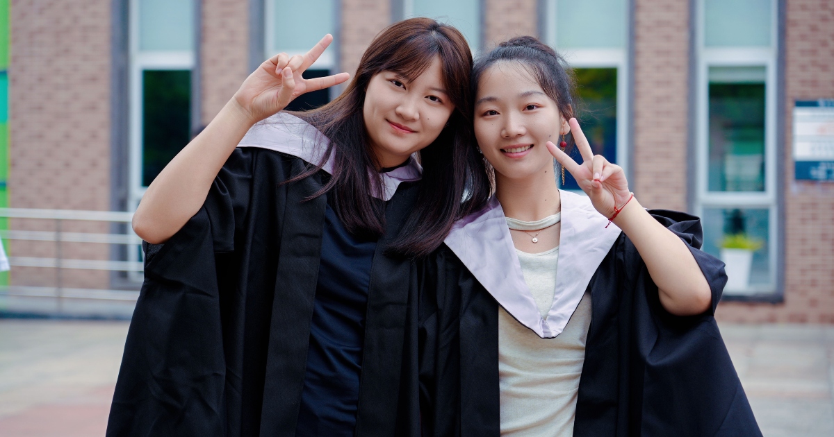 Students graduating from Stirling College, Chengdu University partnership.