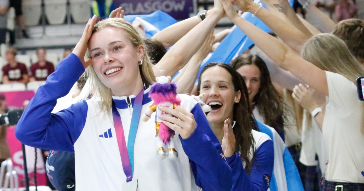 Katie Shanahan leads the relay swimmers through a guard of honour.