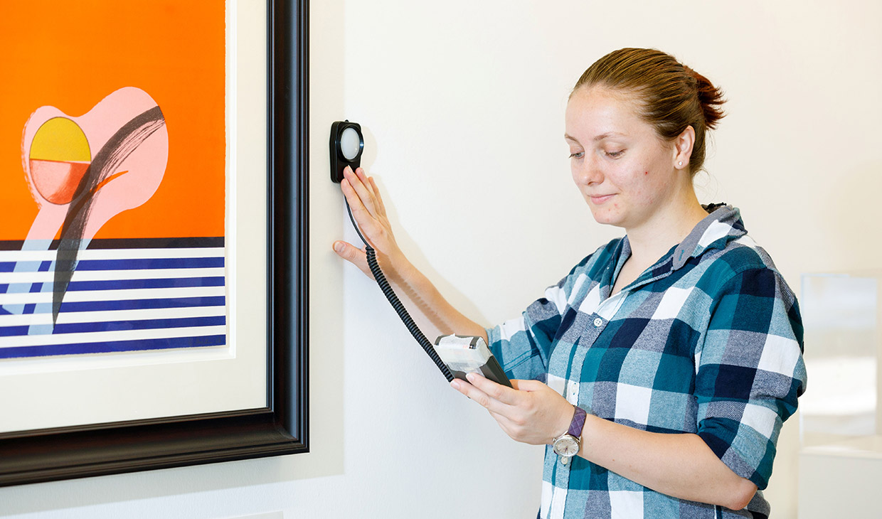 Sheila measuring using a device